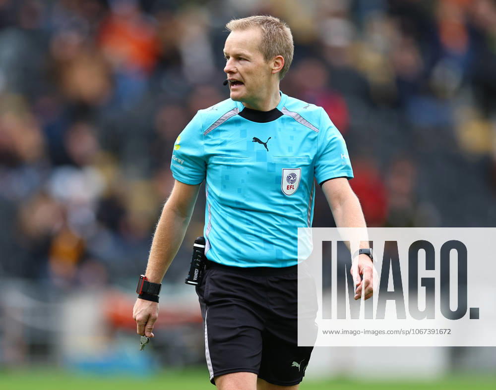 Kingston upon Hull, England, 4th October 2025. Referee Gavin Ward during the Hull City vs Sheffield United Sky Bet Championship match at the MKM Stadium, Kingston upon Hull. Picture credit should read: Simon Bellis Sportimage . SPI_121_SB_Hull_Sheffield_United SPI-4194