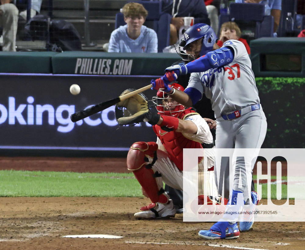 Baseball: Division Series between Dodgers and Phillies Los Angeles Dodgers right fielder Teoscar Hernandez hits a three-run home run in the seventh inning of Game 1 of the National League Division Series against the Philadelphia Phillies at Citizens Bank Park in Philadelphia on Oct. 4, 2025. A14AA0004911892P