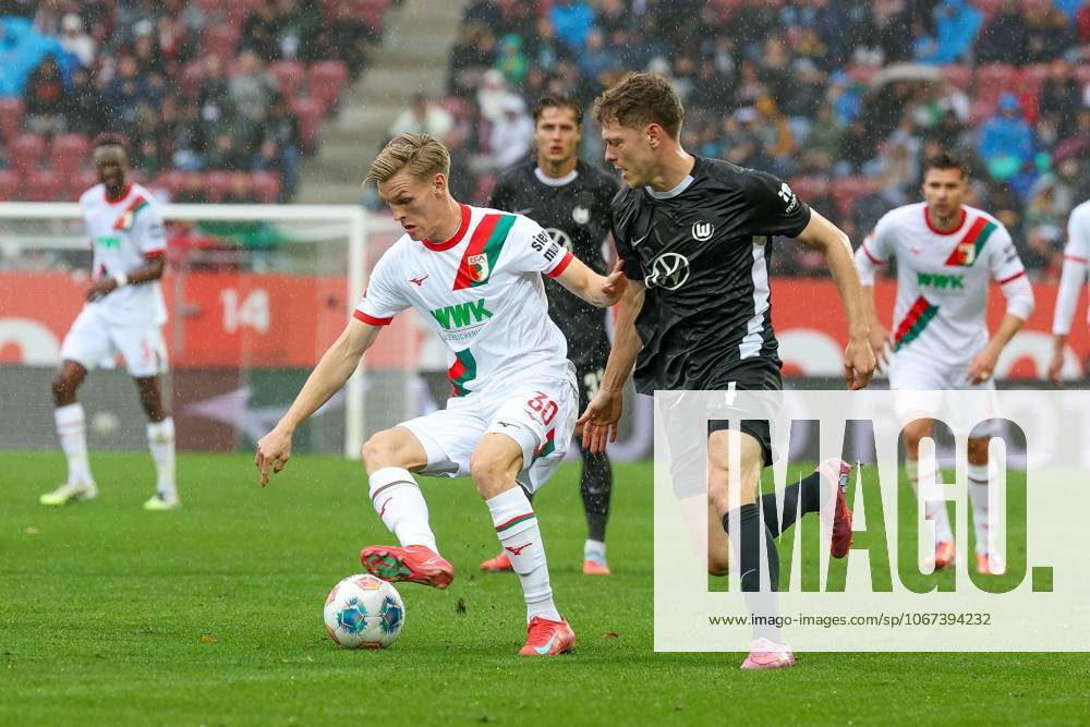 In duel, action, with Anton Kade 30 FC Augsburg , Andreas Skov Olsen 7 VfL Wolfsburg , FC Augsburg vs VfL Wolfsburg, Football, 1 Bundesliga, 6 Matchday, 04 10 2025 DFB regulations prohibit any use of photographs as image sequences and or quasi video Augsburg Bayern Germany
