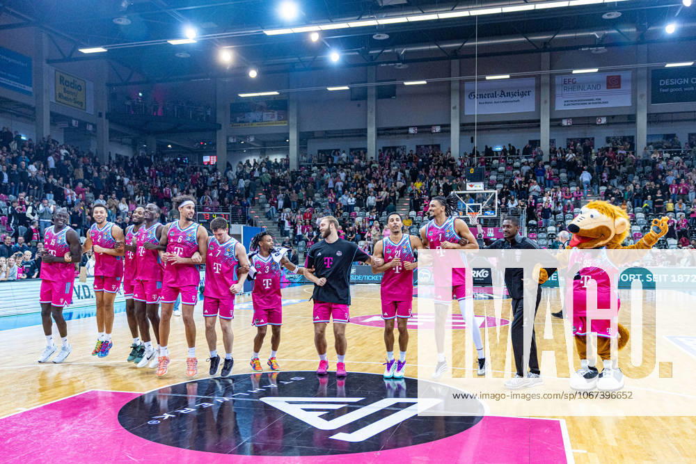 The Telekom Baskets Bonn team celebrates the victory with the fans and the mascot Bonni Telekom Baskets Bonn vs EWE Baskets Oldenburg, Basketball, easy Credit BBL, 03 Matchday, 2025 2026, 04 10 2025 Telekom Baskets Bonn vs EWE Baskets Oldenburg, easy Credit BBL, 03 Matchday, 2025 2026, 04 10 2025 Bonn