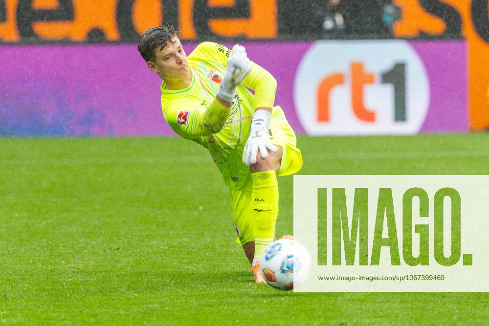 Goalkeeper Finn Dahmen FC Augsburg in action, FC Augsburg vs VfL Wolfsburg, Soccer, 1 Bundesliga, Matchday 6, 04 10 2025 DFB regulations prohibit any use of photographs as image sequences and or quasi video Augsburg Bayern Germany