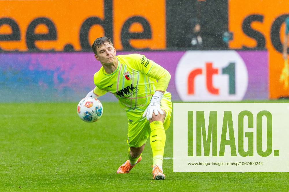 Goalkeeper Finn Dahmen FC Augsburg in action, FC Augsburg vs VfL Wolfsburg, Soccer, 1 Bundesliga, Matchday 6, 04 10 2025 DFB regulations prohibit any use of photographs as image sequences and or quasi video Augsburg Bayern Germany