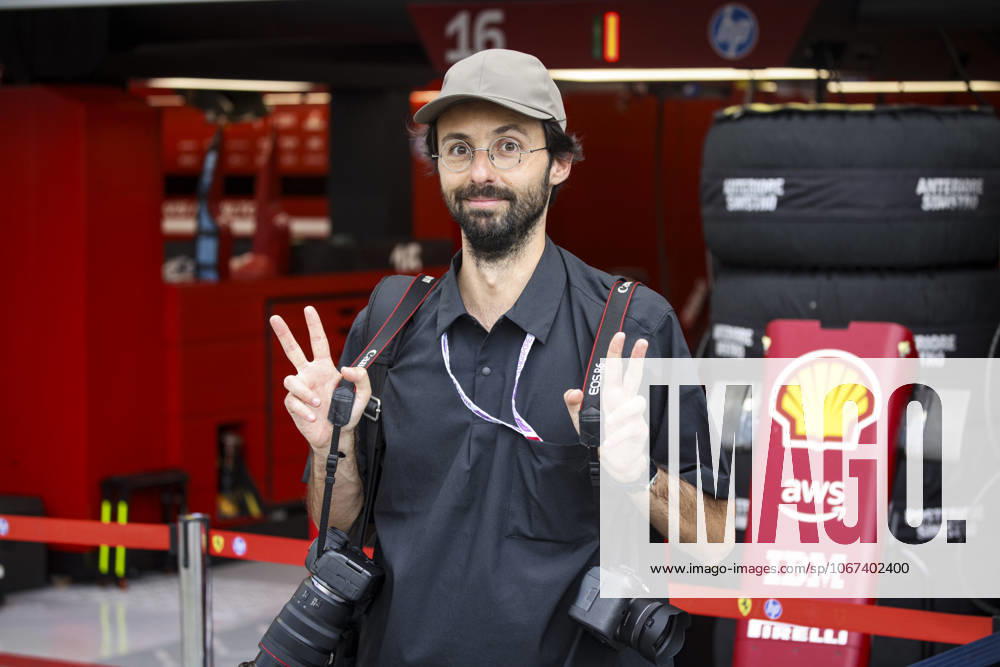 F1 - SINGAPORE GRAND PRIX 2025 Andre Ferreira IBM photographer doing a garage tour during the 2025 Formula 1 Singapore Grand Prix, 18th round of the 2025 FIA Formula One World Championship, WM, Weltmeisterschaft from October 3 to 5, 2025 on the Marina Bay Street Circuit, in Singapore - SingaporeSingapore