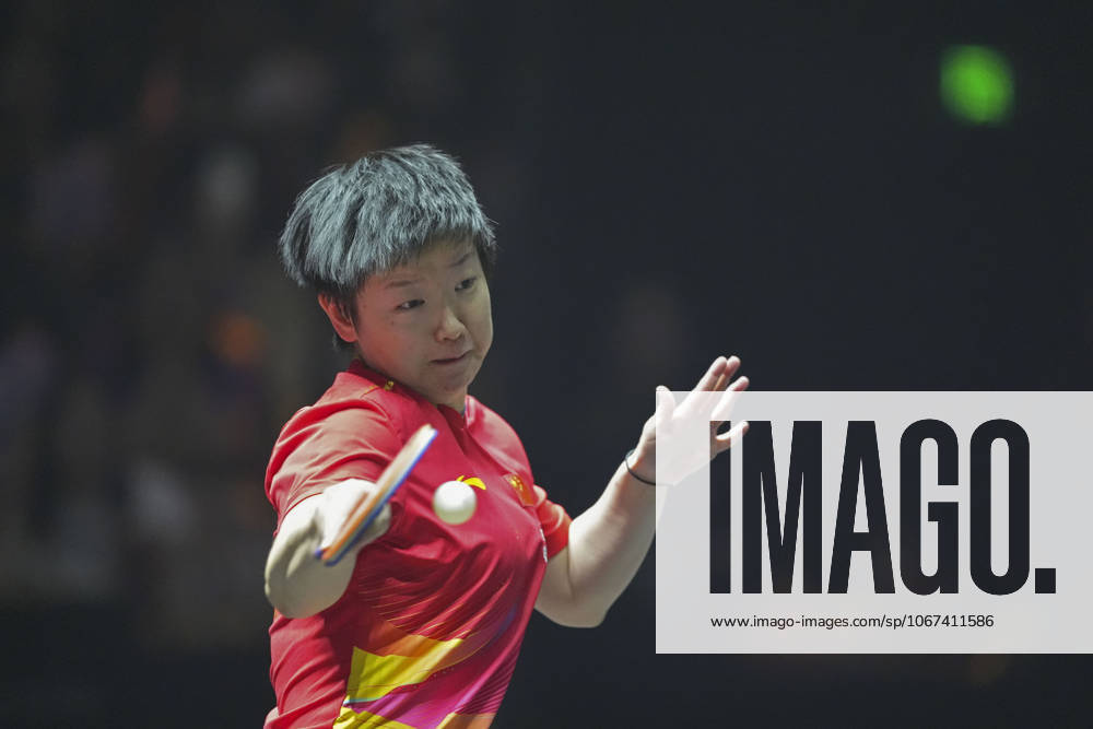 (251005) -- BEIJING, Oct. 5, 2025 -- Sun Yingsha hits a return during the women s singles final match between Sun Yingsha of China and Wang Manyu of China at 2025 World Table tennis, Tischtennis (WTT) China Smash in Beijing, China, Oct. 5, 2025. ) (SP)CHINA-BEIJING-TABLE TENNIS-WTT-CHINA SMASH-WOMEN S SINGLES-FINAL (CN) XiexHan