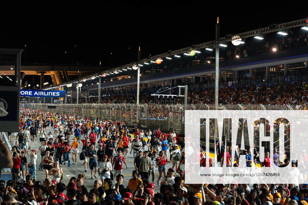 Formula 1 Singapore Grand Prix SINGAPORE, SINGAPORE - OCTOBER 5: Thousands of fans watch the Formula 1 Singapore Grand Prix at the Marina Bay Street Circuit in Singapore on October 5, 2025. More than 300,000 fans turned out over race weekend according to the organisers. Zakaria Zainal Anadolu Singapore Singapore. Editorial use only. Please get in touch for any other usage.
