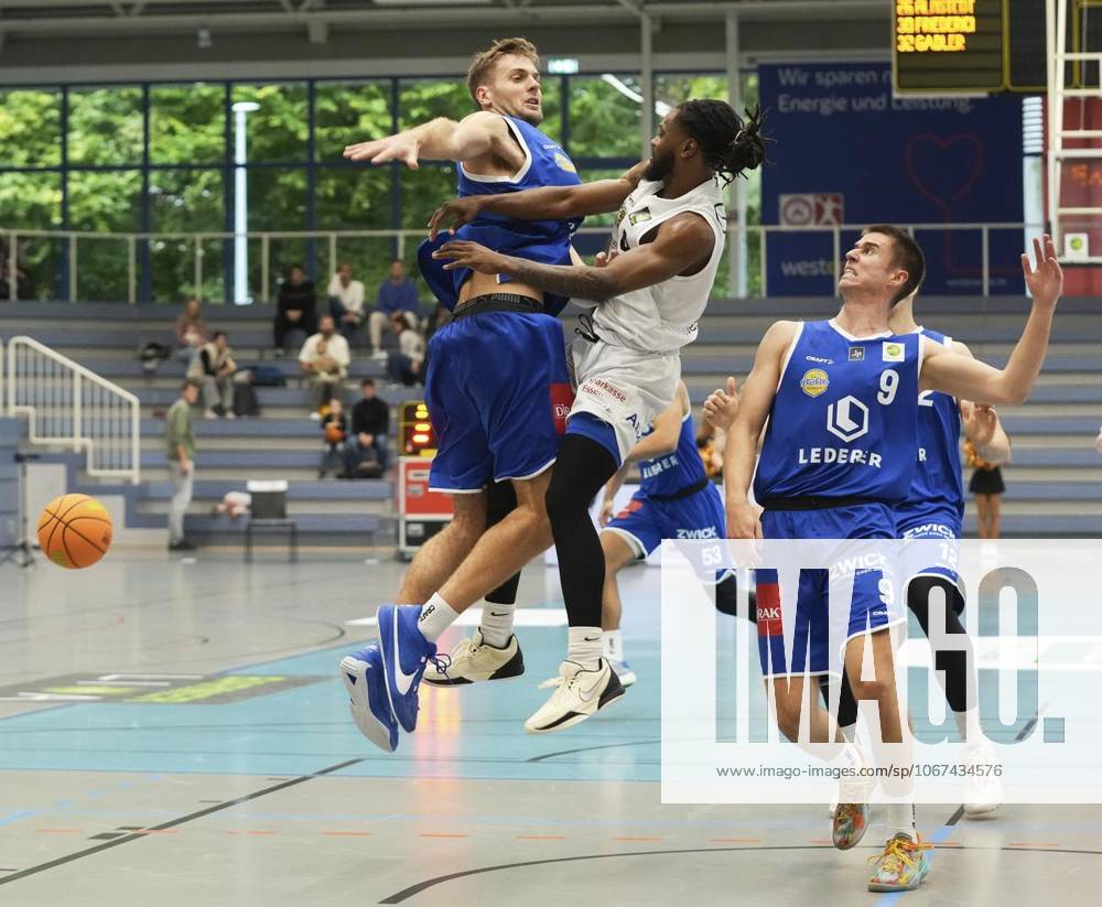 Basketball in Essen Quashawn Tyrese Lane of ETB Miners playing against Fabian Reichstadt of EN BASKETS Schwelm on 27 09 2025 The game ended 68 65 at the Sporthalle Am Hallo, Ernestinenstraße 57 Michael Gohl FUNKE Foto ServicesSport Deutschland Nordrhein Westfalen Essen Copyright MichaelxGohl