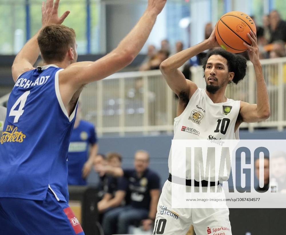 Basketball in Essen Mychael Paulo of ETB Miners playing against Fabian Reichstadt of EN BASKETS Schwelm on 27 09 2025 The game ended 68 65 at the Sporthalle Am Hallo, Ernestinenstraße 57 Michael Gohl FUNKE Foto ServicesSport Deutschland Nordrhein Westfalen Essen Copyright MichaelxGohl