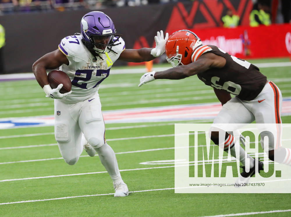 Minnesota Vikings Running Back Jordan Mason runs with the football in their match against the Cleveland Browns at Tottenham Football Stadium, London on Sunday October 05, 2025. The Vikings won the match 21-17. LON2025100513 HUGOxPHILPOTT