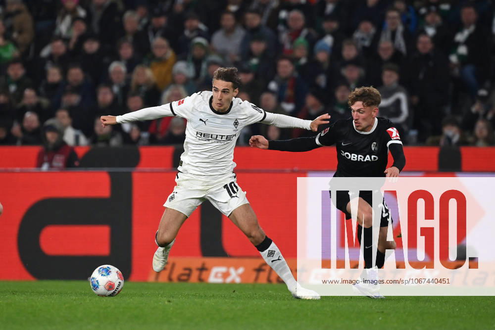 Florian Neuhaus Borussia Moenchengladbach , li , against Philipp Treu SC Freiburg 05 10 2025, Soccer 1 Bundesliga, Season 2025 2026, 6 Matchday, Borussia Mönchengladbach SC Freiburg DFL regulations prohibit any use of photographs as image sequences and or quasi video Moenchengladbach Borussia Park Nordrhein Westfalen Germany Team2