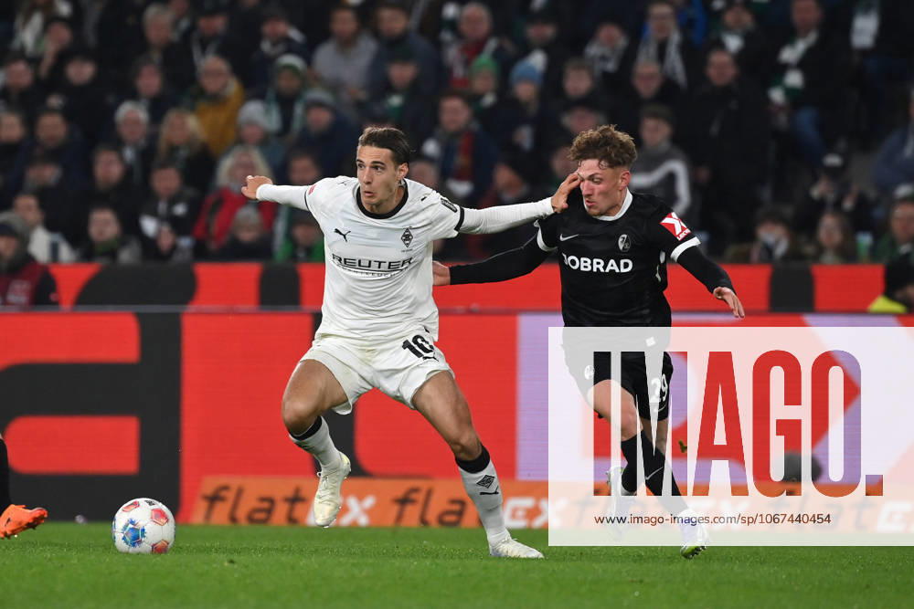 Florian Neuhaus Borussia Moenchengladbach , li , against Philipp Treu SC Freiburg 05 10 2025, Soccer 1 Bundesliga, Season 2025 2026, 6 Matchday, Borussia Mönchengladbach SC Freiburg DFL regulations prohibit any use of photographs as image sequences and or quasi video Moenchengladbach Borussia Park Nordrhein Westfalen Germany Team2