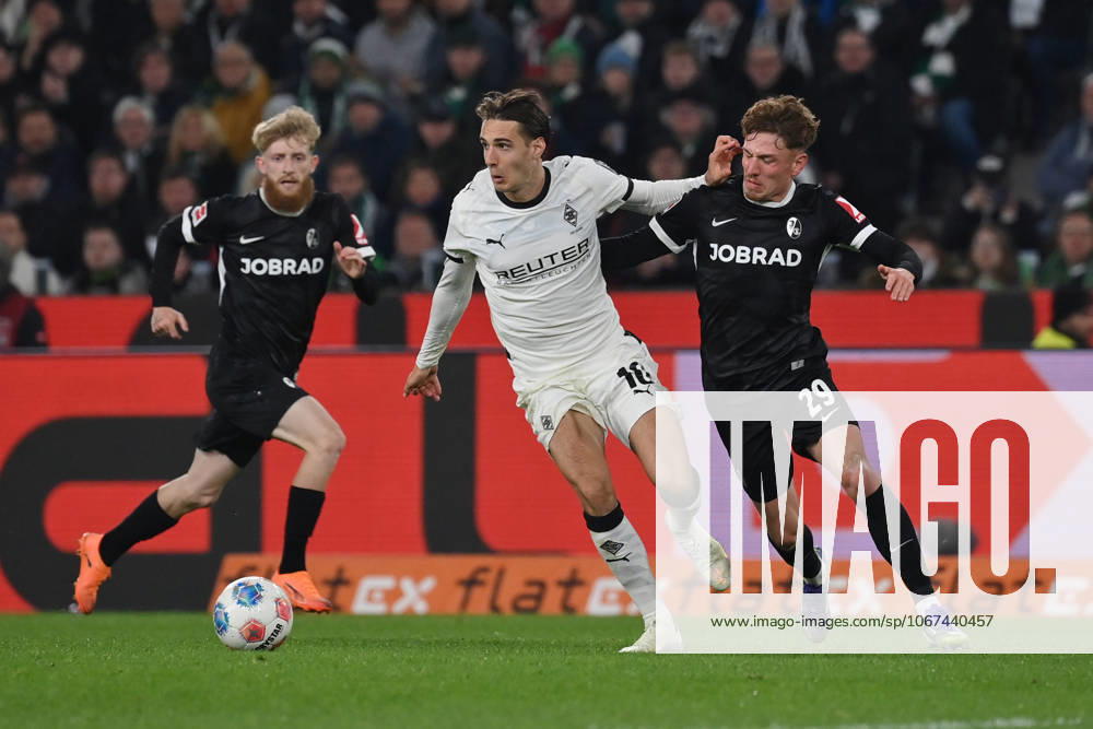 Florian Neuhaus Borussia Moenchengladbach , li , against Philipp Treu SC Freiburg 05 10 2025, Soccer 1 Bundesliga, Season 2025 2026, 6 Matchday, Borussia Mönchengladbach SC Freiburg DFL regulations prohibit any use of photographs as image sequences and or quasi video Moenchengladbach Borussia Park Nordrhein Westfalen Germany Team2