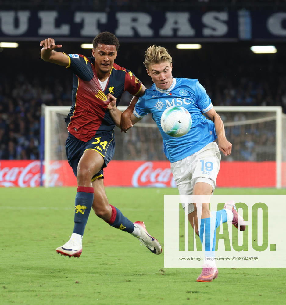 RASMUS HOYLAND of SSC Napoli and SEBASTIAN OTOA of Genoa fight for the ball during Italian Serie A football match between SSC Napoli and Genoa on at the Diego Armando Maradona Stadium in Naples. Napoli Italy - ZUMAs236 20251005_aap_s236_070