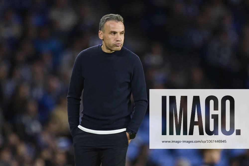 Sergio Francisco head coach of Real Sociedad reacts during the LaLiga EA Sports match between Real Sociedad and Rayo Vallecano at Anoeta on October 5, 2025, in San Sebastian, Spain. San Sebastian SPAIN - ZUMAa181 20251005_zaa_a181_271