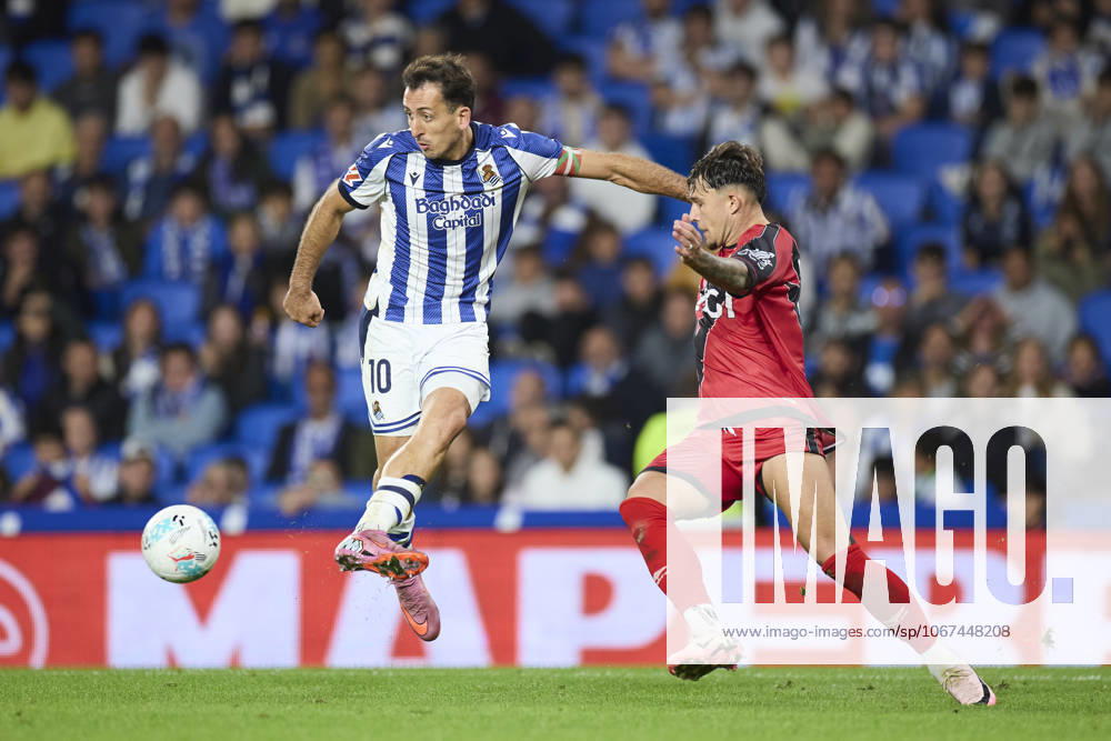 Mikel Oyarzabal of Real Sociedad competes for the ball with Andrei Ratiu of Rayo Vallecano during the LaLiga EA Sports match between Real Sociedad and Rayo Vallecano at Anoeta on October 5, 2025, in San Sebastian, Spain. San Sebastian SPAIN - ZUMAa181 20251005_zaa_a181_298