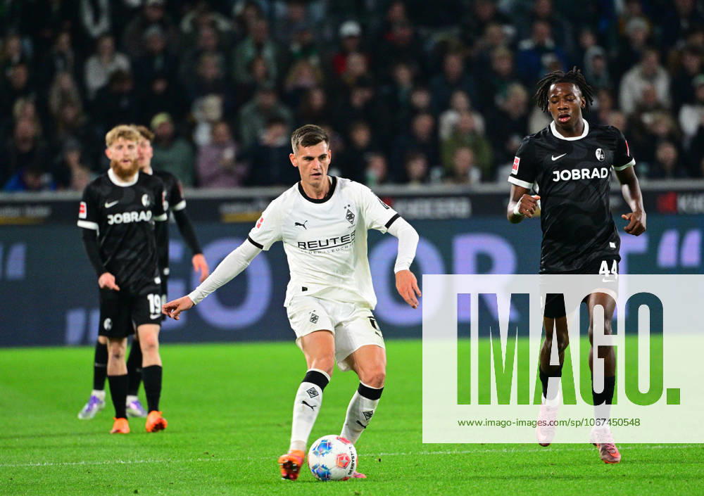 Moenchengladbach Football, Men, Season 2025 2026, Borussia Moenchengladbach vs SC Freiburg Yannik Engelhardt Gladbach re Johan Manzambi Freiburg DFL regulations prohibit any use of photographs as image sequences and or quasi video Borussia Park NRW Germany