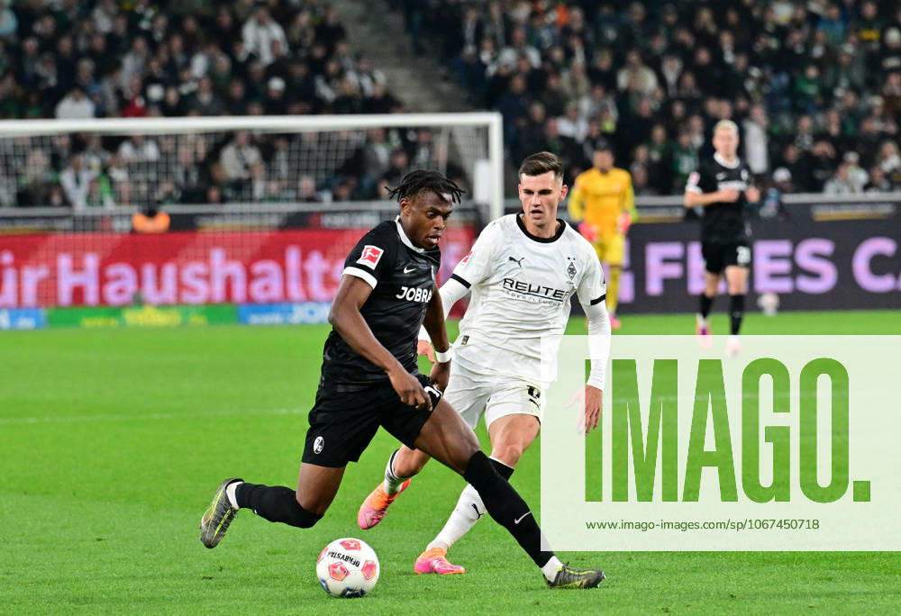 Moenchengladbach Football, Men, Season 2025 2026, Borussia Moenchengladbach vs SC Freiburg duel between v li Junior Adamu Freiburg , Yannik Engelhardt Gladbach DFL regulations prohibit any use of photographs as image sequences and or quasi video Borussia Park NRW Germany