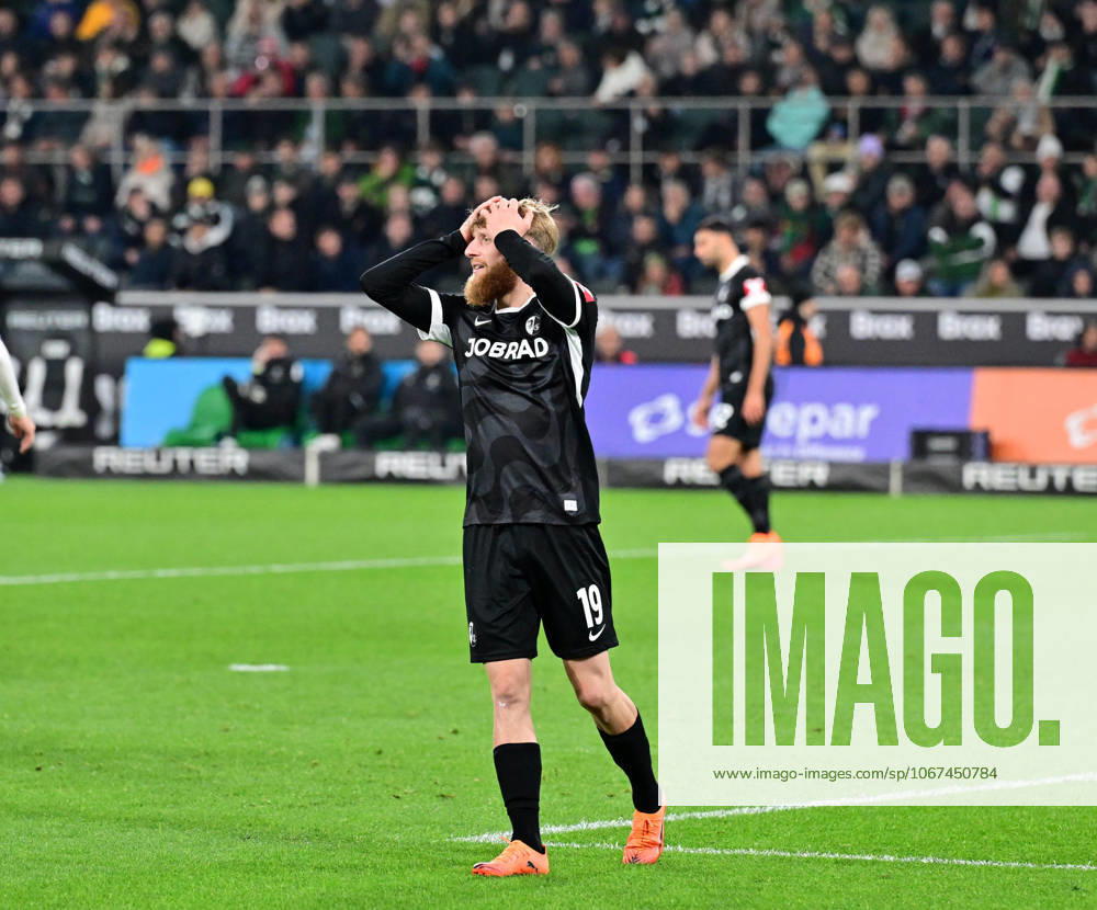 Moenchengladbach Football, Men, Season 2025 2026, Borussia Moenchengladbach vs SC Freiburg Enttaeuscht Enttaeuschung bei Niklas Beste Freiburg DFL regulations prohibit any use of photographs as image sequences and or quasi video Borussia Park NRW Germany