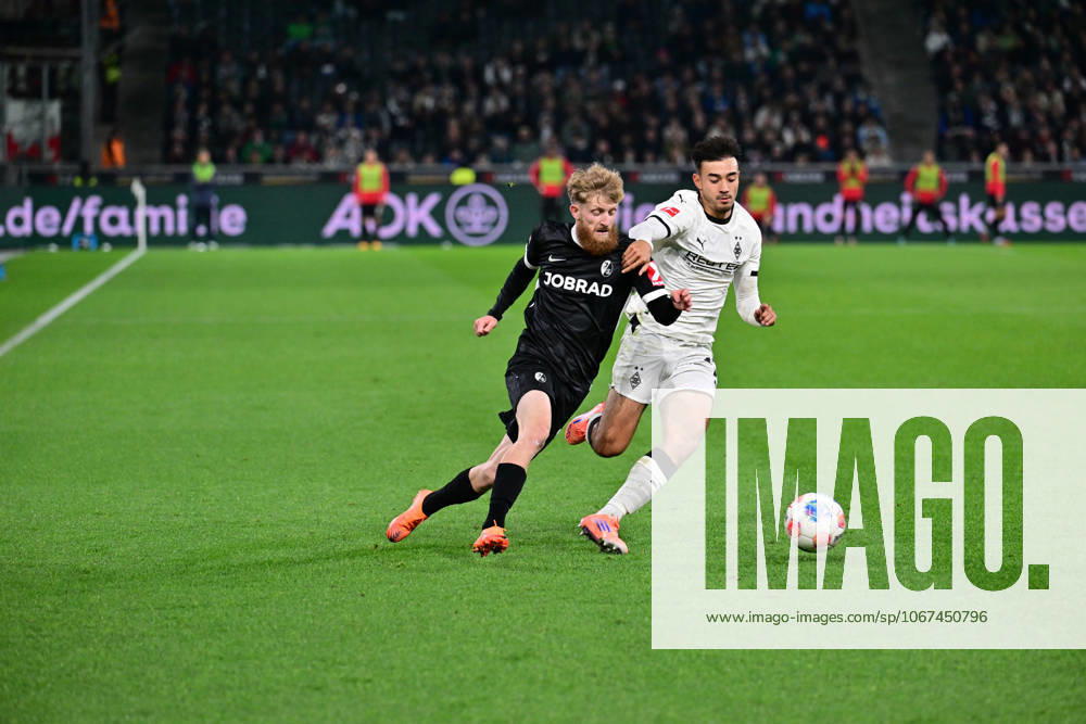 Moenchengladbach Fußball, Herren, Saison 2025 2026, Borussia Moenchengladbach vs SC Freiburg Zweikampf zwischen v li Niklas Beste Freiburg , Jens Castrop Gladbach DFL regulations prohibit any use of photographs as image sequences and or quasi video Borussia Park NRW Germany