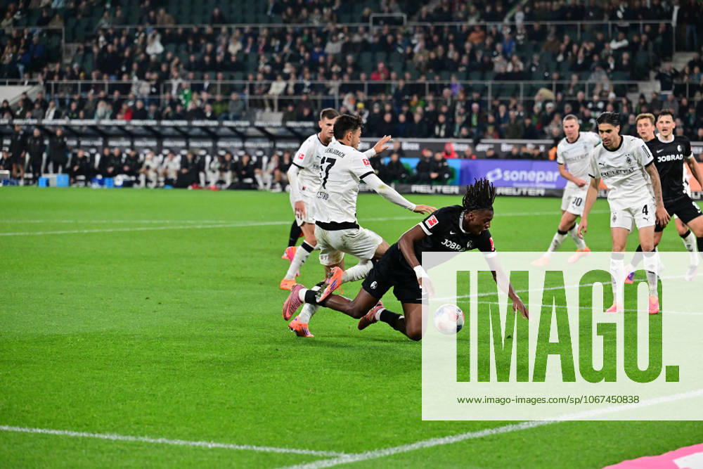 Moenchengladbach Football, Men, Season 2025 2026, Borussia Moenchengladbach vs SC Freiburg No penalty for Freiburg after the duel between v li Jens Castrop Gladbach , Johan Manzambi Freiburg DFL regulations prohibit any use of photographs as image sequences and or quasi video Borussia Park NRW Germany