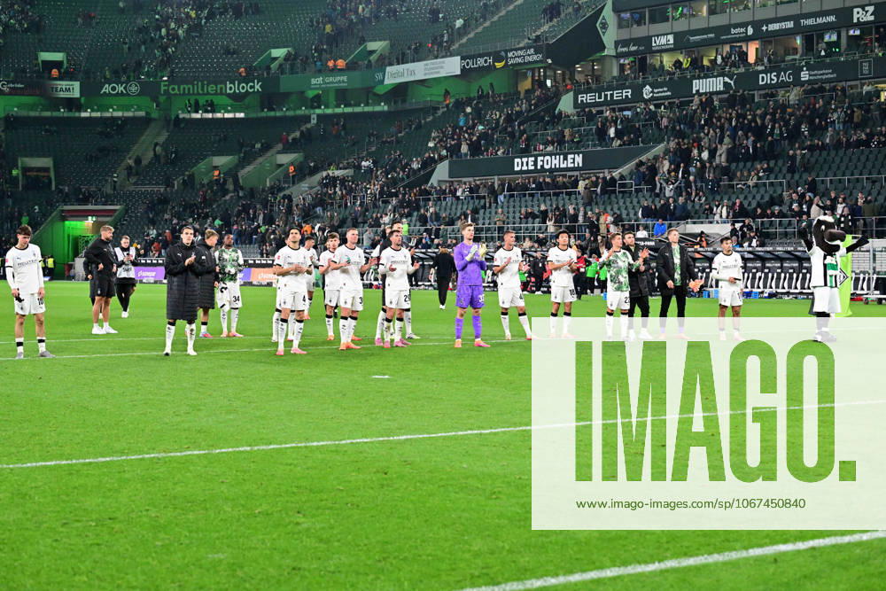 Moenchengladbach Fußball, Herren, Saison 2025 2026, Borussia Moenchengladbach vs SC Freiburg Die Gladbacher nach Spielende in der Fankurve DFL regulations prohibit any use of photographs as image sequences and or quasi video Borussia Park NRW Germany