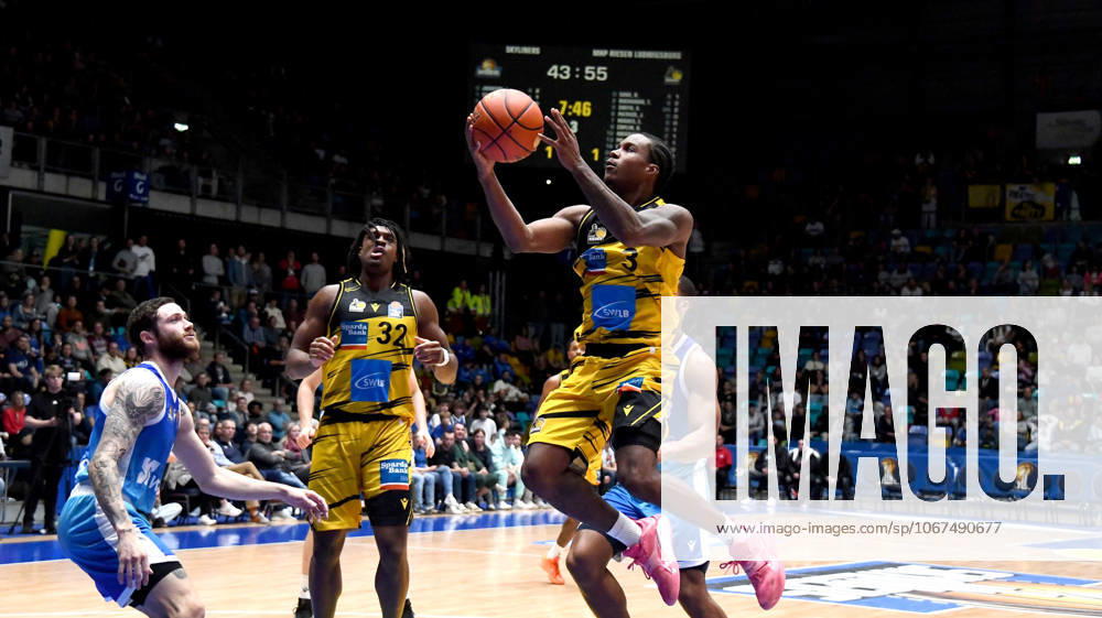 Basketball easyCredit BBL Bundesliga, Frankfurt Skyliners MHP Riesen Ludwigsburg v l Stefan Smith MHP RIESEN Ludwigsburg jump, throw, duel, duel,Logan Johnson Fraport Skyliners Frankfurt Frankfurt am Main