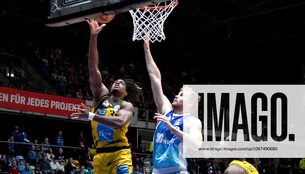 Basketball easyCredit BBL Bundesliga, Frankfurt Skyliners MHP Riesen Ludwigsburg v l Till Pape Fraport Skyliners Frankfurt , Stefan Smith MHP RIESEN Ludwigsburg , Duell, Zweikampf, Sprung, Wurf Frankfurt am Main