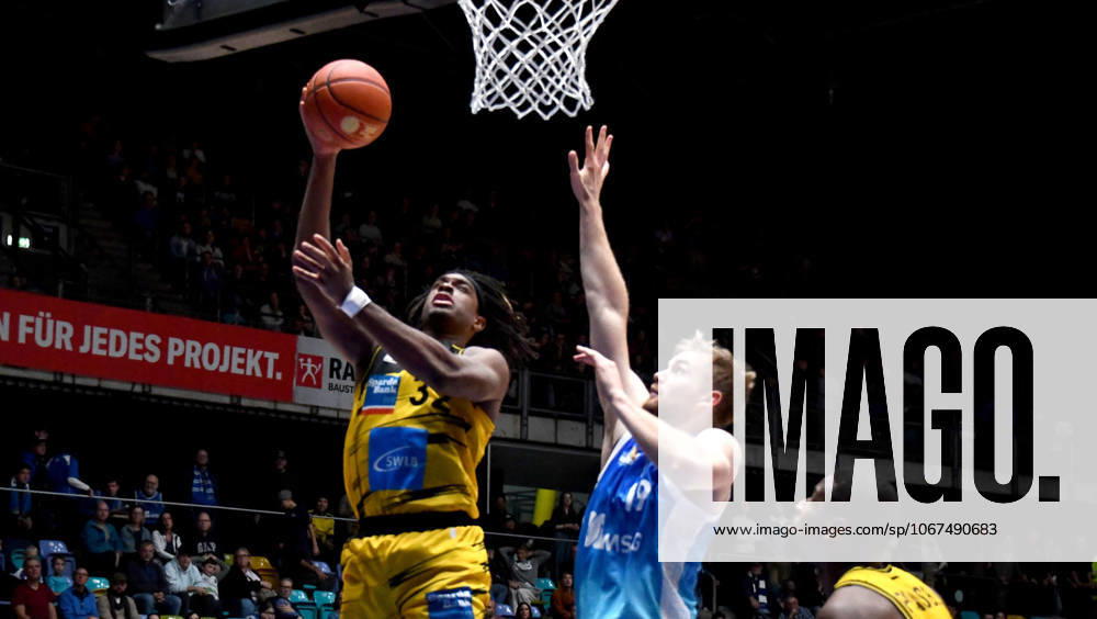 Basketball easyCredit BBL Bundesliga, Frankfurt Skyliners MHP Riesen Ludwigsburg v l Till Pape Fraport Skyliners Frankfurt , Stefan Smith MHP RIESEN Ludwigsburg , Duell, Zweikampf, Sprung, Wurf Frankfurt am Main