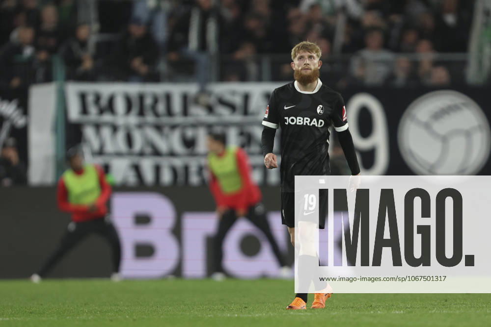 Jan-Niklas Beste (SC Freiburg) schaut waehrend des spiels der Bundesliga zwischen Borussia Mönchengladbach und Club Freiburg, Stadion im Borussia-Park am 05. October 2025 in Mönchengladbach, Deutschland. (Foto von Oliver Kaelke DeFodi Images) +++ Jan-Niklas Beste (SC Freiburg) looks on during the Bundesliga match between Borussia Mönchengladbach and Sport-Club Freiburg at Stadion im Borussia-Park on October 5, 2025 in Mönchengladbach, Germany. (Photo by Oliver Kaelke DeFodi Images) DFL regulations prohibit any use of photographs as image sequences and or quasi-video. (Photo by Oliver Kaelke DeFodi Images) Jan Niklas Beste SC Freiburg looks on during the Bundesliga match between Borussia Mönchengladbach and Sport Club Freiburg, Stadion im Borussia Park on October 05 2025 in Mönchengladbach, Germany Photo by Oliver Kaelke DeFodi Images Jan Niklas Beste SC Freiburg looks on during the Bundesliga match between Borussia Mönchengladbach and Sport Club Freiburg at Stadion im Borussia Park on October 5, 2025 in Mönchengladbach, Germany Photo by Oliver Kaelke DeFodi Images DFL regulations prohibit any use of photographs as image sequences and or quasi video Photo by Oliver Kaelke DeFodi Images