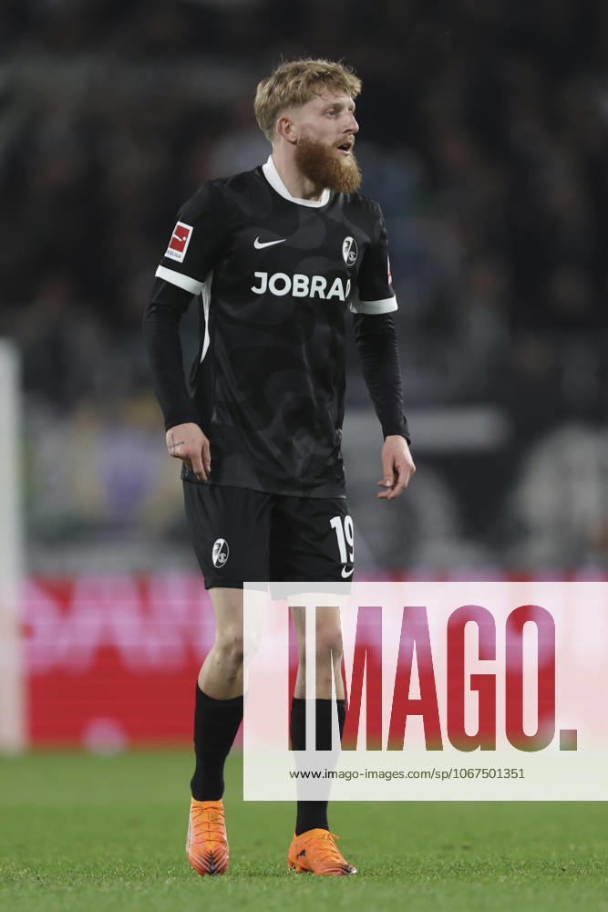 Jan-Niklas Beste (SC Freiburg) schaut waehrend des spiels der Bundesliga zwischen Borussia Mönchengladbach und Club Freiburg, Stadion im Borussia-Park am 05. October 2025 in Mönchengladbach, Deutschland. (Foto von Oliver Kaelke DeFodi Images) +++ Jan-Niklas Beste (SC Freiburg) looks on during the Bundesliga match between Borussia Mönchengladbach and Sport-Club Freiburg at Stadion im Borussia-Park on October 5, 2025 in Mönchengladbach, Germany. (Photo by Oliver Kaelke DeFodi Images) DFL regulations prohibit any use of photographs as image sequences and or quasi-video. (Photo by Oliver Kaelke DeFodi Images) Jan Niklas Beste SC Freiburg looks on during the Bundesliga match between Borussia Mönchengladbach and Sport Club Freiburg, Stadion im Borussia Park on October 05 2025 in Mönchengladbach, Germany Photo by Oliver Kaelke DeFodi Images Jan Niklas Beste SC Freiburg looks on during the Bundesliga match between Borussia Mönchengladbach and Sport Club Freiburg at Stadion im Borussia Park on October 5, 2025 in Mönchengladbach, Germany Photo by Oliver Kaelke DeFodi Images DFL regulations prohibit any use of photographs as image sequences and or quasi video Photo by Oliver Kaelke DeFodi Images