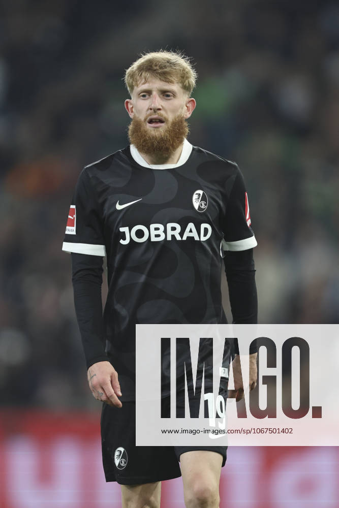 Jan-Niklas Beste (SC Freiburg) schaut waehrend des spiels der Bundesliga zwischen Borussia Mönchengladbach und Club Freiburg, Stadion im Borussia-Park am 05. October 2025 in Mönchengladbach, Deutschland. (Foto von Oliver Kaelke DeFodi Images) +++ Jan-Niklas Beste (SC Freiburg) looks on during the Bundesliga match between Borussia Mönchengladbach and Sport-Club Freiburg at Stadion im Borussia-Park on October 5, 2025 in Mönchengladbach, Germany. (Photo by Oliver Kaelke DeFodi Images) DFL regulations prohibit any use of photographs as image sequences and or quasi-video. (Photo by Oliver Kaelke DeFodi Images) Jan Niklas Beste SC Freiburg looks on during the Bundesliga match between Borussia Mönchengladbach and Sport Club Freiburg, Stadion im Borussia Park on October 05 2025 in Mönchengladbach, Germany Photo by Oliver Kaelke DeFodi Images Jan Niklas Beste SC Freiburg looks on during the Bundesliga match between Borussia Mönchengladbach and Sport Club Freiburg at Stadion im Borussia Park on October 5, 2025 in Mönchengladbach, Germany Photo by Oliver Kaelke DeFodi Images DFL regulations prohibit any use of photographs as image sequences and or quasi video Photo by Oliver Kaelke DeFodi Images