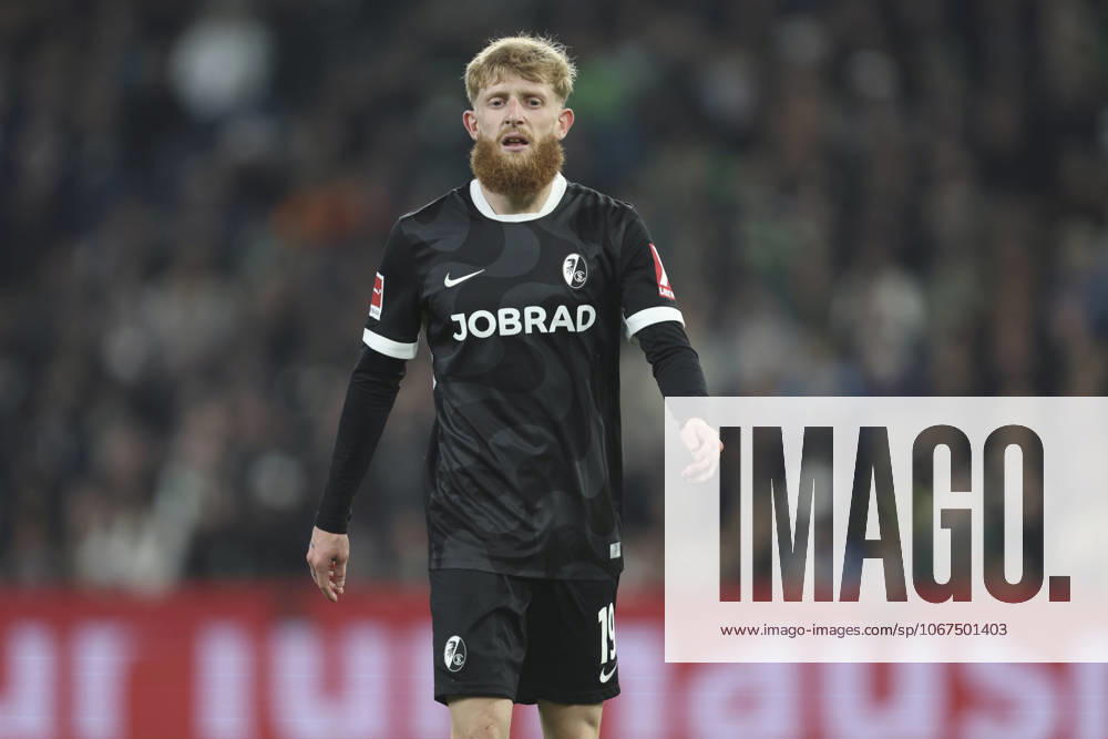Jan-Niklas Beste (SC Freiburg) schaut waehrend des spiels der Bundesliga zwischen Borussia Mönchengladbach und Club Freiburg, Stadion im Borussia-Park am 05. October 2025 in Mönchengladbach, Deutschland. (Foto von Oliver Kaelke DeFodi Images) +++ Jan-Niklas Beste (SC Freiburg) looks on during the Bundesliga match between Borussia Mönchengladbach and Sport-Club Freiburg at Stadion im Borussia-Park on October 5, 2025 in Mönchengladbach, Germany. (Photo by Oliver Kaelke DeFodi Images) DFL regulations prohibit any use of photographs as image sequences and or quasi-video. (Photo by Oliver Kaelke DeFodi Images) Jan Niklas Beste SC Freiburg looks on during the Bundesliga match between Borussia Mönchengladbach and Sport Club Freiburg, Stadion im Borussia Park on October 05 2025 in Mönchengladbach, Germany Photo by Oliver Kaelke DeFodi Images Jan Niklas Beste SC Freiburg looks on during the Bundesliga match between Borussia Mönchengladbach and Sport Club Freiburg at Stadion im Borussia Park on October 5, 2025 in Mönchengladbach, Germany Photo by Oliver Kaelke DeFodi Images DFL regulations prohibit any use of photographs as image sequences and or quasi video Photo by Oliver Kaelke DeFodi Images