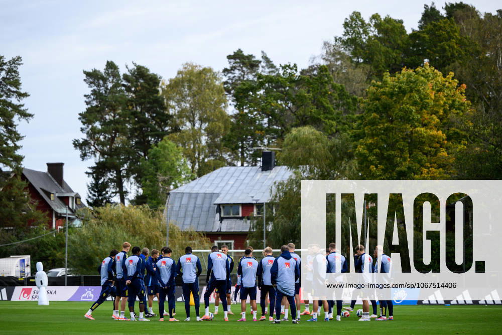 Players of the Swedish men s national football team during a training session on October 7, 2025 in Stockholm Photo Jesper Zerman BILDBYRAN kod JZ JZ0621 fotboll football soccer fotball vm kval kval fifa world cup qualifier qualifier träning practice training sverige sweden sverige a bbeng