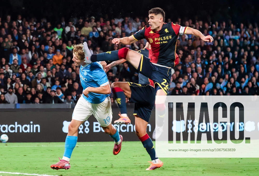 Rasmus Hoyland of SSC Napoli - Johan Vasquez of FC Genoa During the 2025 26 Italian Serie A football match between SSC Napoli and Genoa on October 5, 2025, at the Diego Armando Maradona Stadium in Naples. Napoli ITALIA - ZUMAs236 20251005_aap_s236_136