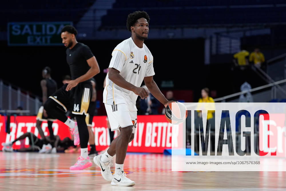 Andres Feliz of Real Madrid warms up during the Turkish Airlines Euroleague 2025 26 League Phase MD3, match played between Real Madrid and LDLC ASVEL Villeurbanne at Movistar Arena on October 09, 2025 in Madrid, Spain. Madrid Spain - ZUMAa181 20251009_zaa_a181_326
