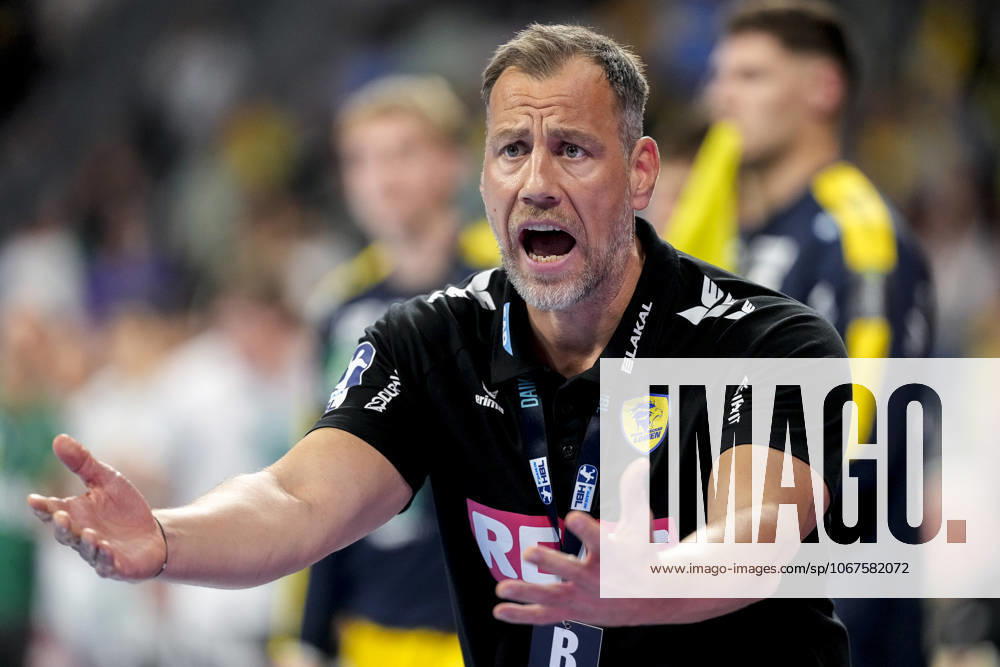 Maik Machulla coach, head coach, RNL , gives instructions, gestures, gesticulates with arms, single picture, single photo, action, action, 09 10 2025, Mannheim Germany , Handball, Bundesliga, Rhein Neckar Löwen Frisch Auf Göppingen