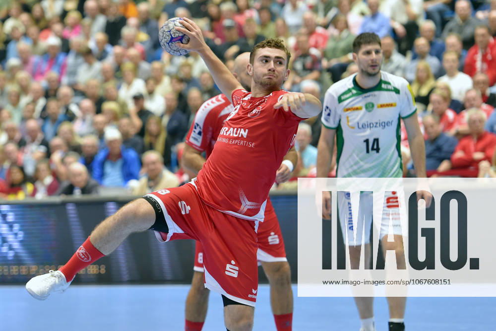 Florian Drosten MT Melsungen 18 on throw Marko Mamic SC DHfK Leipzig 14 R , GER, MT Melsungen SC DHfK Leipzig, Handball, 1 Bundesliga, Matchday 8, Season 2025 2026, 10 10 2025, GER, MT Melsungen SC DHfK Leipzig, Handball, 1 Bundesliga, Matchday 8, Season 2025 2026, 10 10 2025 Kassel