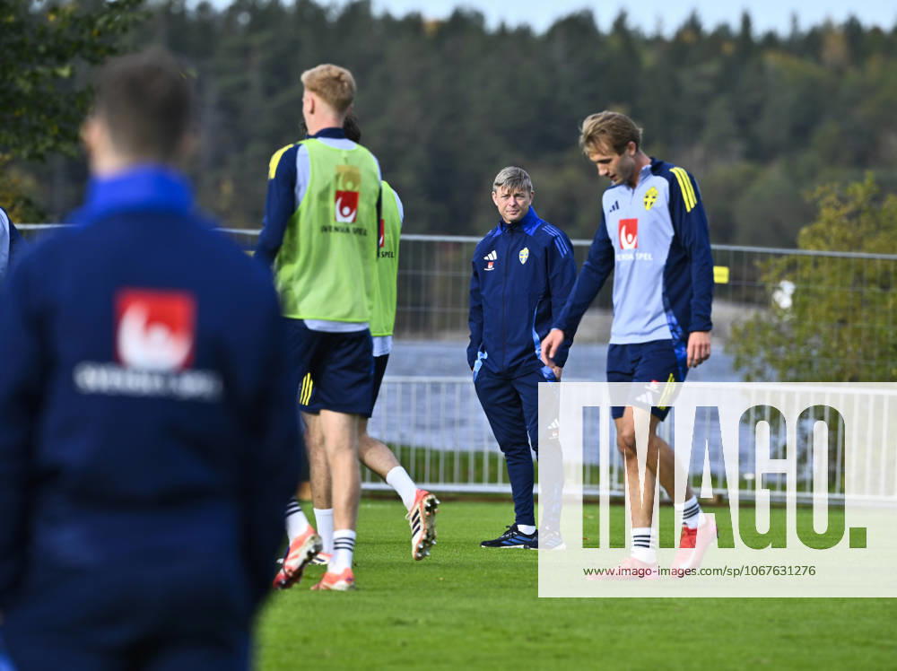 STOCKHOLM, SWEDEN 20251011 Swedish national team captain Jon Dahl Tomasson as the Swedish national football team trains on Bosön, the day after the loss in the World Cup qualifier against Switzerland, and ahead of the match against Kosovo STOCKHOLM SWEDEN