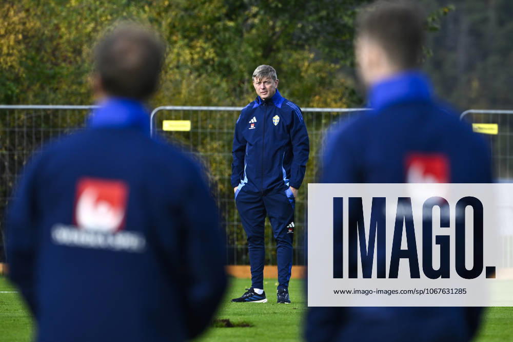 STOCKHOLM, SWEDEN 20251011 Swedish national team captain Jon Dahl Tomasson as the Swedish national football team trains on Bosön, the day after the loss in the World Cup qualifier against Switzerland, and ahead of the match against Kosovo STOCKHOLM SWEDEN
