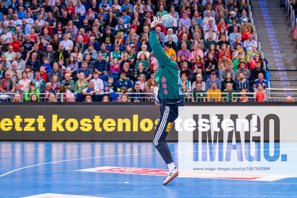 Simon Gade TSV Hannover Burgdorf, Nr 16 v l , TSV Hannover Burgdorf beige against ThSC Eisenach blue on matchday 8 of the 2025 2026 season in the DAIKIN Handball Bundesliga 11 10 2025, ZAG Arena Hannover, GER ,