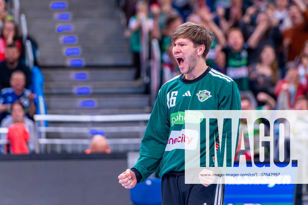 Simon Gade TSV Hannover Burgdorf, Nr 16 v l , TSV Hannover Burgdorf beige against ThSC Eisenach blue on matchday 8 of the 2025 2026 season in the DAIKIN Handball Bundesliga 11 10 2025, ZAG Arena Hannover, GER ,