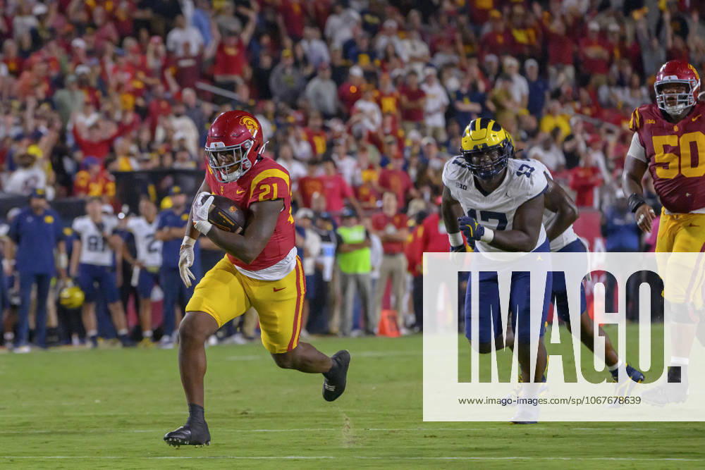21 Bryan Jackson, RB of the USC Trojans runs for a touchdoen during their BIG 10 football game against the Michigan Wolverines on Saturday October 11, 2025 at the Los Angeles Coliseum in Los Angeles, California. Trojans defeat Wolverines, 31-13. MARK HAMMOND BNS PI Los Angeles USA - ZUMAp124 20251011_zaa_p124_117