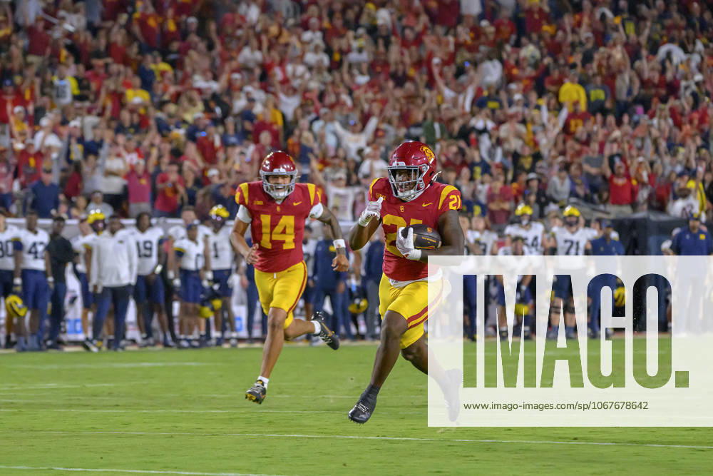 21 Bryan Jackson, RB of the USC Trojans runs for a touchdoen during their BIG 10 football game against the Michigan Wolverines on Saturday October 11, 2025 at the Los Angeles Coliseum in Los Angeles, California. Trojans defeat Wolverines, 31-13. MARK HAMMOND BNS PI Los Angeles USA - ZUMAp124 20251011_zaa_p124_118