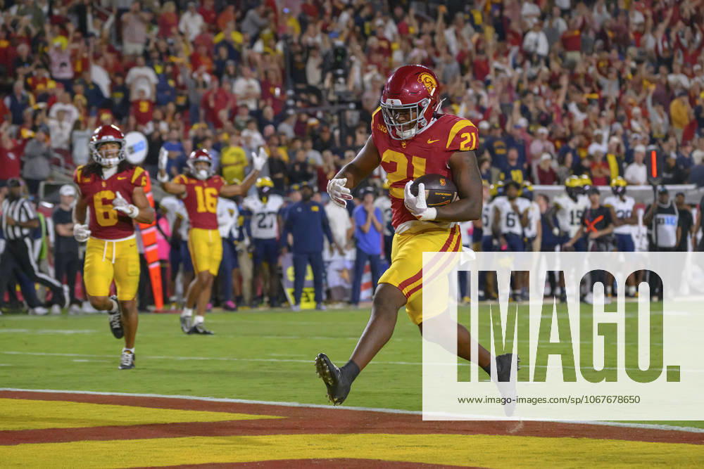 21 Bryan Jackson, RB of the USC Trojans scores a touchdoen during their BIG 10 football game against the Michigan Wolverines on Saturday October 11, 2025 at the Los Angeles Coliseum in Los Angeles, California. Trojans defeat Wolverines, 31-13. MARK HAMMOND BNS PI Los Angeles USA - ZUMAp124 20251011_zaa_p124_120