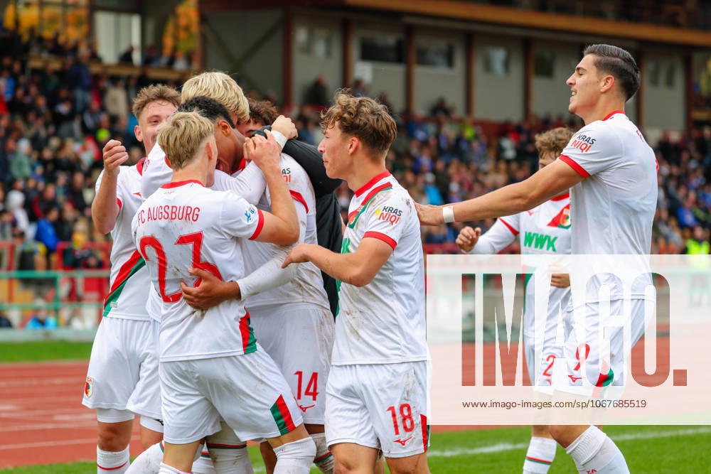 Team FC Augsburg II goal for 0 1 in the match between TSV Schwaben Augsburg v FC Augsburg II, Soccer, Men, Regionalliga Bayern, 2025 2026, Matchday 13 on 12 10 2025 in Augsburg, Rosenaustadion Bayern Germany