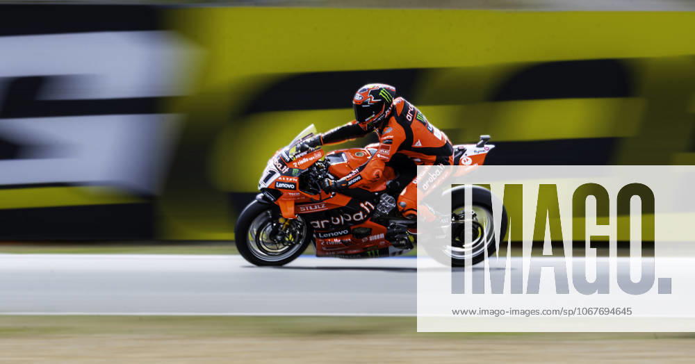 Nicolo Bulega in action during the WorldSBK Championship Race 2 at the Estoril Circuit, Portugal, on October 12, 2025. Cascais Portugal - ZUMAr200 20251012_zsp_r200_031