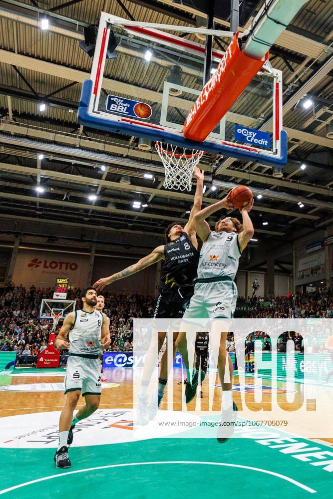 Marco Hollersbacher Gladiators Trier in a duel with Joshua Obiesie Basketball Loewen Braunschweig , Vet Concept Gladiators Trier vs Basketball Loewen Braunschweig, Basketball, easyCredit BBL, Matchday 4, Season 2025 2026, 12 10 2025 Vet Concept Gladiators Trier vs Basketball Loewen Braunschweig, Basketball, easyCredit BBL, Matchday 4, Season 2025 2026