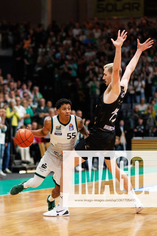 Eli Brooks Gladiators Trier in a duel with Philipp Hartwich Basketball Loewen Braunschweig , Vet Concept Gladiators Trier vs Basketball Loewen Braunschweig, Basketball, easyCredit BBL, Matchday 4, Season 2025 2026, 12 10 2025 Vet Concept Gladiators Trier vs Basketball Loewen Braunschweig, Basketball, easyCredit BBL, Matchday 4, Season 2025 2026
