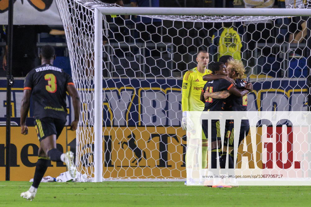 Anderson Julio 11 of the FC Dallas celebrates with teammates after scoring a goal during their regular season MLS, Fussball Herren, USA match against LA Galaxy on Saturday October 11, 2025 at Dignity Health Sports Park Stadium in Carson, California. LA Galaxy defeats FC Dallas, 2-1. JAVIER ROJAS PI Los Angeles USA - ZUMAp124 20251011_zaa_p124_125