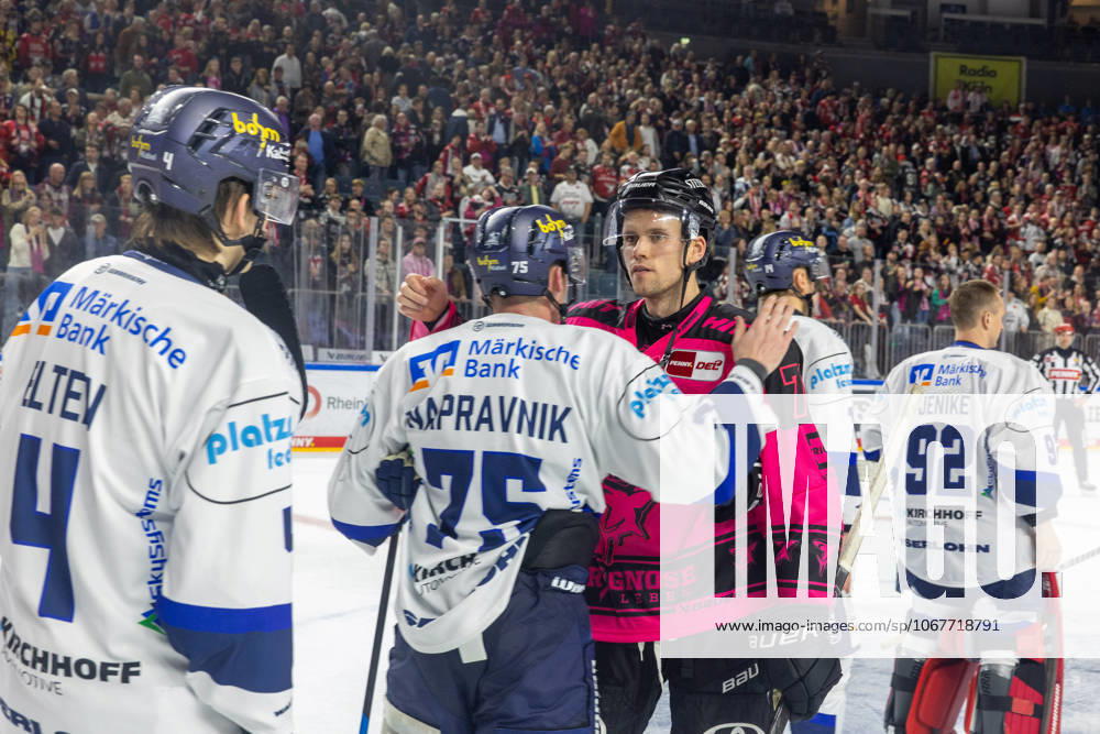 Julian Napravnik Iserlohn Roosters, 75 congratulates Dominik Bokk Koelner Haie, 78 Koelner Haie vs Iserlohn Roosters, Ice Hockey, Penny DEL, Matchday 10, 2025 2026, 11 10 2025 Koelner Haie KEC vs Iserlohn Roosters, Ice Hockey, Penny DEL, Matchday 10, 2025 2026, 11 10 2025 Koeln