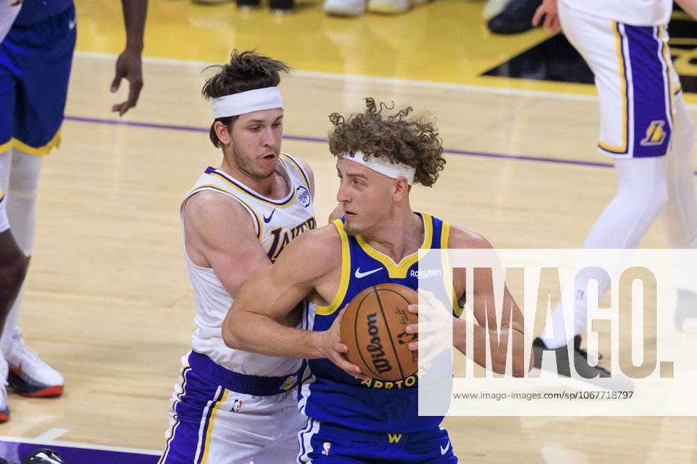 Austin Reaves 15 of the Los Angeles Lakers defends against Brandin Podziemski 2 of the Golden State Warriors during their preseason NBA, Basketball Herren, USA game on Sunday October 12, 2025 at Crypto.com Arena in Los Angeles, California. Lakers defeat Warriors, 126-116. JAVIER ROJAS PI Los Angeles USA - ZUMAp124 20251012_zaa_p124_065